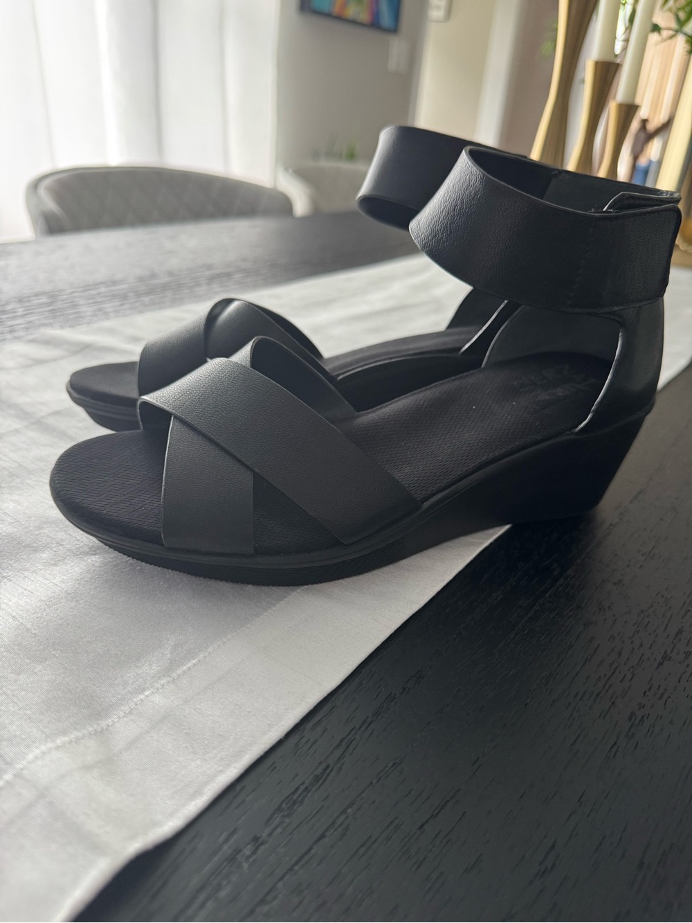Naturalized Women's Black Ankle-Strap Wedge Sandals 8.5W - Picture 2 of 5